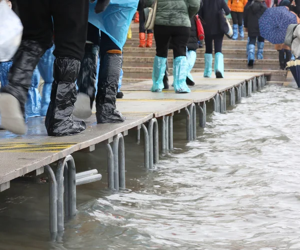 Pedestrian boardwalk with people in Venice Italy — Stock Photo, Image