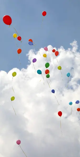 Balões voam alto no céu azul — Fotografia de Stock
