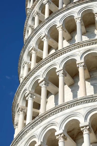 Architektonický detail šikmé věže v Pise — Stock fotografie