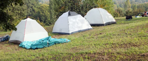 Három igloo sátor a tábor területén — Stock Fotó