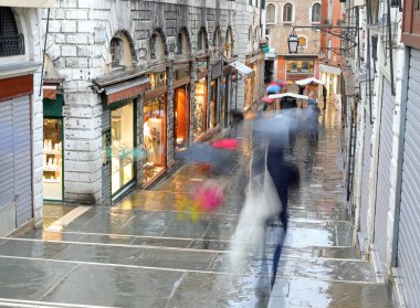 İtalya Venedik 'te Rialto Köprüsü' nde şemsiyeli insanlar.