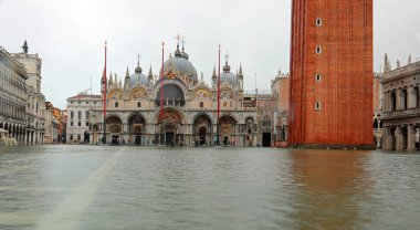 İtalya 'da Venedik' teki Saint Mark Meydanı 'ndaki deniz.