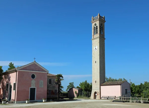 Haut clocher sur la place de la ville de Lio Piccolo — Photo