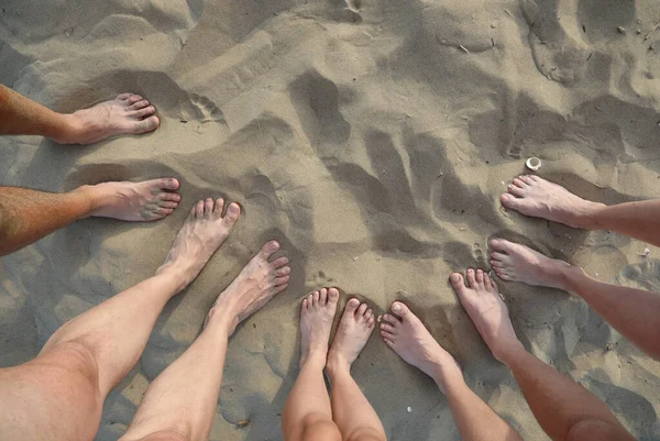 Drie meter familie van vijf op het strand — Stockfoto