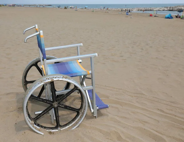 Speciale wheelchiar con ruote grandi in alluminio — Foto Stock
