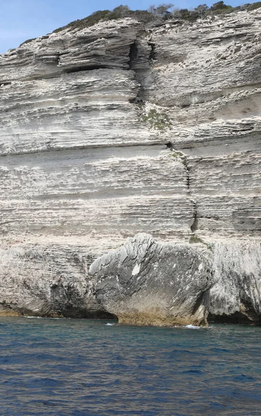 Costa y el mar Mediterráneo en la isla de Córcega — Foto de Stock