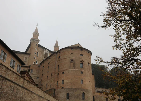 Kilátás a Ducal Palace Federico Duke Urbino Town Olaszországban — Stock Fotó