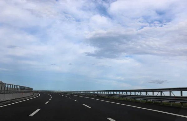 車のない広い高速道路 — ストック写真