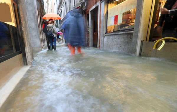 Люди на воді на вузькій вулиці у Венеції. — стокове фото