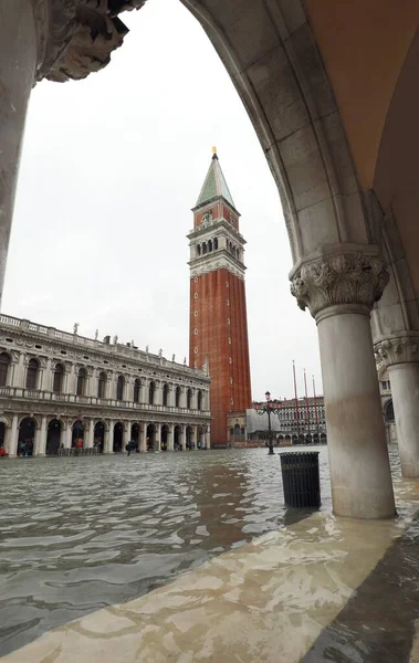 Porticato di Palazzo Ducale a Venezia e il Campanile di San Mar — Foto Stock