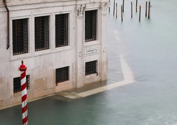 Alter palast im großen kanal in venedig italien während der flut — Stockfoto