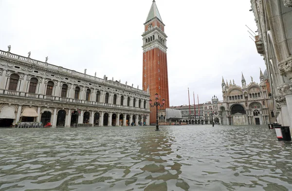 Ampla vista de Veneza na Itália durante a maré alta — Fotografia de Stock