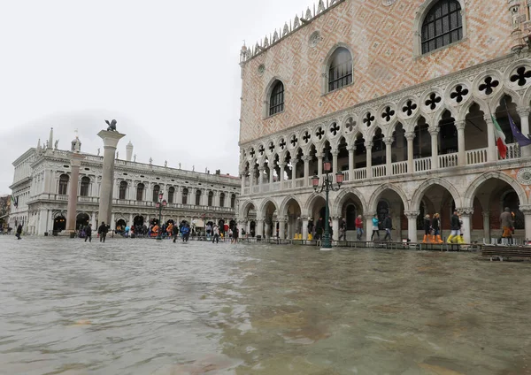 Palácio Ducal em Veneza, na Itália, com águas altas — Fotografia de Stock
