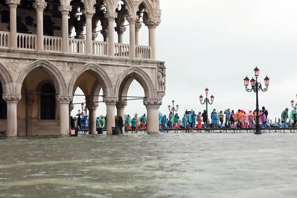 People on the walkway near Ducal Palace in Venice — Stock Photo, Image