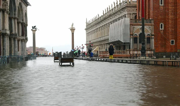 Acqua alta in Piazza San Marco a Venezia — Foto Stock