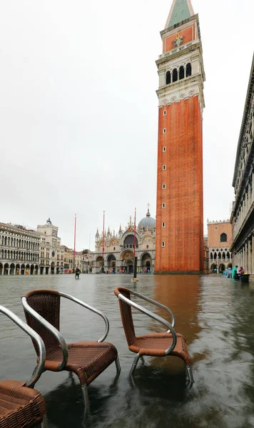 Bell tower of Saint Mark in Venice and the Chairs on the high wa — Zdjęcie stockowe