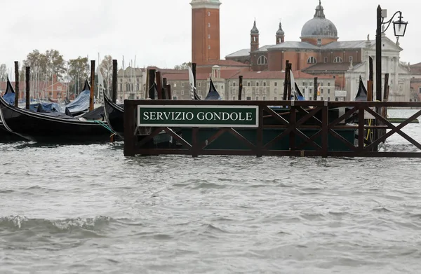 Zacumowane gondole z włoskim tekstem oznaczającym Gondola Service — Zdjęcie stockowe