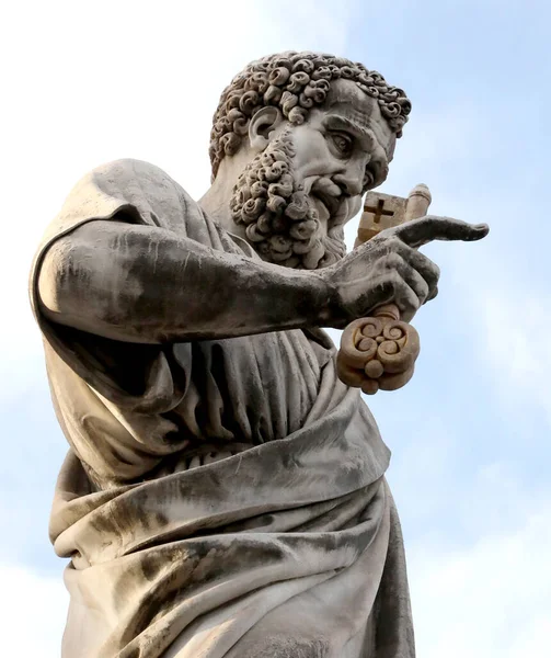 Estatua de San Pedro en la Ciudad del Vaticano — Foto de Stock