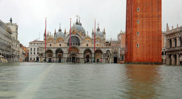 Moře na náměstí svatého Marka v Benátkách v Itálii během reka — Stock fotografie