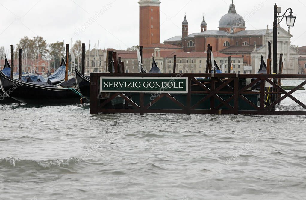 moored gondolas with the Italian text meaning Gondola Service