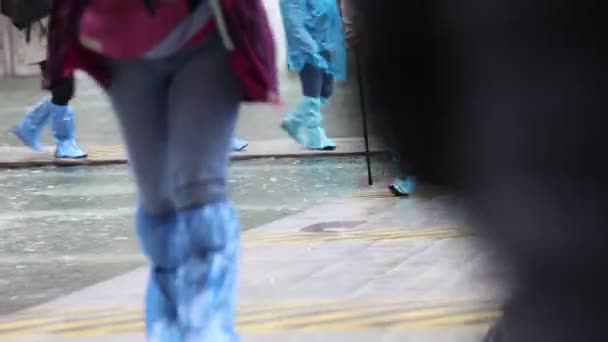 意大利威尼斯洪水中穿着塑料护目镜或靴子的人 — 图库视频影像