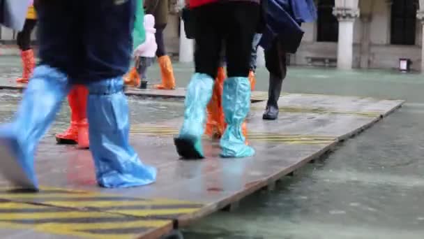 Persone Con Ghette Speciali Con Leggings Plastica Durante Alluvione Venezia — Video Stock