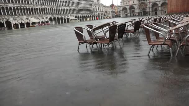 冬季意大利威尼斯潮水期间 圣马可广场的椅子 桌子和海水 — 图库视频影像