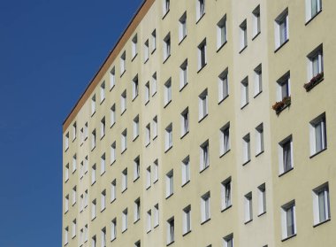 Benim varoşlarımda pencereleri olan bir apartman dairesi.