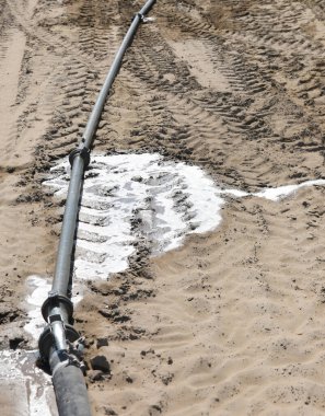 Toprakta su kaybı olan bir sulama sistemi borusu.