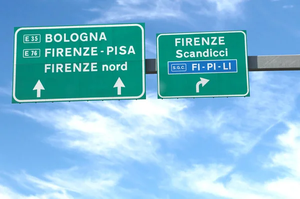 Дорожні знаки італійського шосе з населеними пунктами Флоренца. — стокове фото