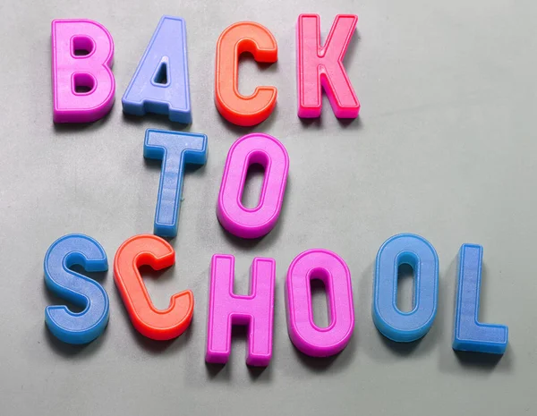 Letras magnetizadas com texto Back to School no quadro negro — Fotografia de Stock