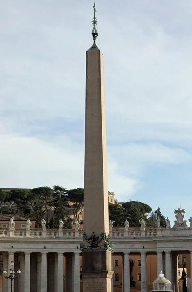 Velmi vysoké egyptské Obelisk a sloupy kolonády t — Stock fotografie