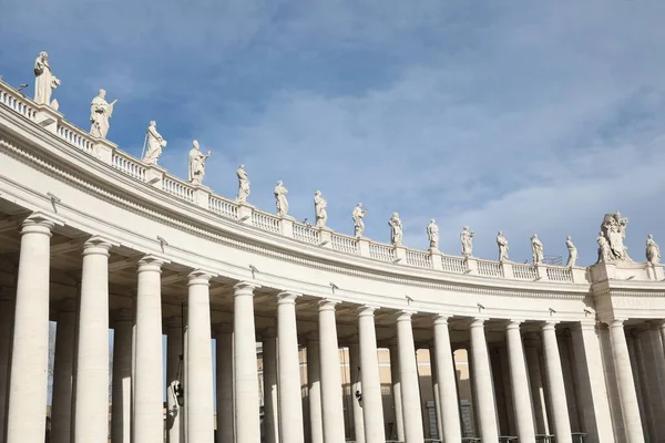 Statues de la colonnade blanche de l'architecte Bellini dans le V — Photo