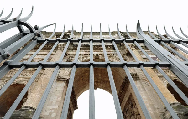 Železné zábradlí na ochranu Konstantinova oblouku slavný — Stock fotografie