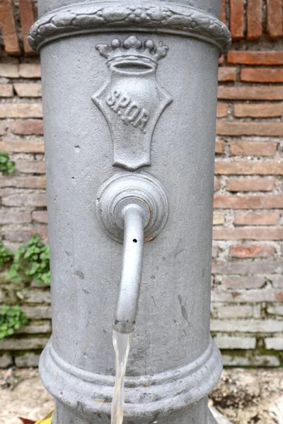 Римский фонтан с аббревиатурой SPQR, который на латинском языке lan — стоковое фото