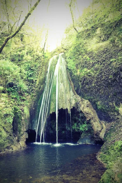 Cachoeira na floresta com luz solar — Fotografia de Stock