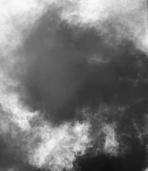 Fumaça tóxica preta com fundo branco após explosão e arso — Fotografia de Stock