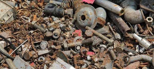 Schroot van roestig ijzer op de stortplaats van ferromateriaal — Stockfoto