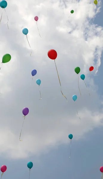 Muchos globos de colores en el aire — Foto de Stock