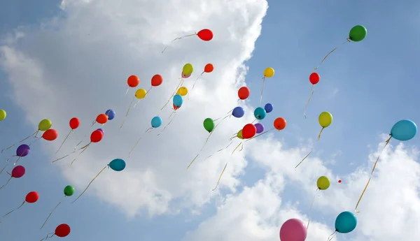 Veel gekleurde ballonnen vliegen hoog in de lucht — Stockfoto