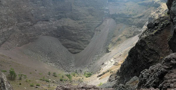 Wewnątrz bardzo szerokiego krateru wulkanu Wezuwiusz we Włoszech — Zdjęcie stockowe
