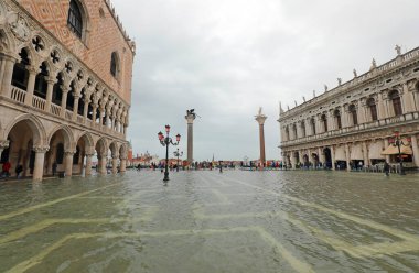 İtalya 'da Venedik' te Saint Mark Meydanı 'nda sular yükseldi