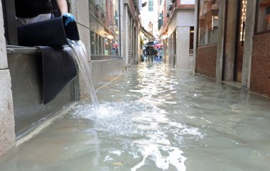 Venedik 'in Calle caddesi İtalyan dilinde yüksek suyla