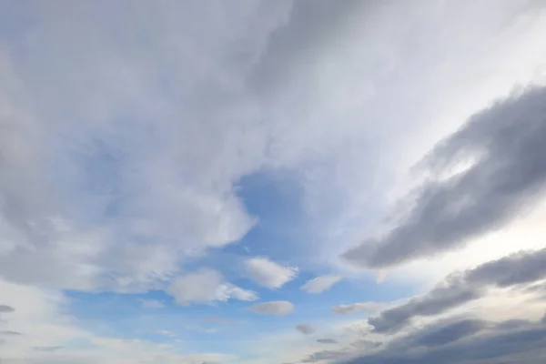 Nuvens brancas no céu limpo azul — Fotografia de Stock