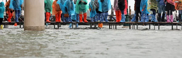 Gångbro på vattnet under översvämningen i Venedig i Italien — Stockfoto