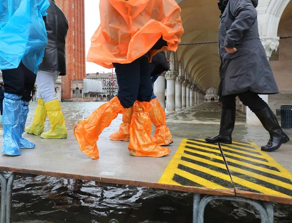 Personas con polainas o polainas de plástico en Italia — Foto de Stock