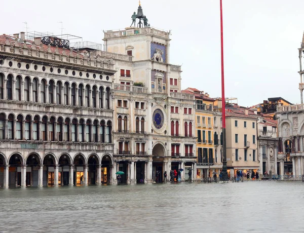 Piazza San Marco a Venezia durante la marea e l'antico Cloc — Foto Stock