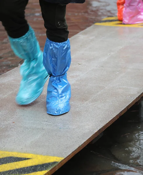 Footbridge with plastic gaiters in Venice in Italy during the fl — Stock Photo, Image