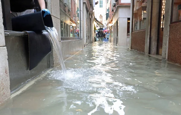 Straat van Venetië genaamd Calle in de Italiaanse taal met hoge wate — Stockfoto