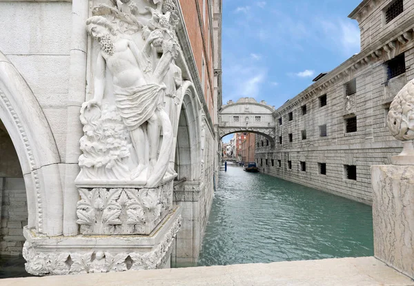 威尼斯的公爵宫雕像和著名的叹息桥 — 图库照片